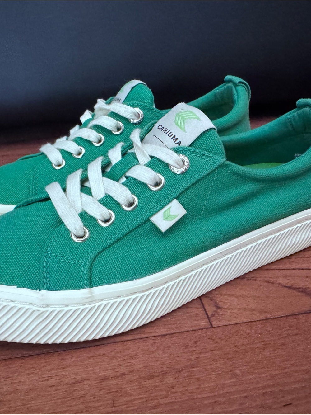 Cariuma Womens Low-Top Canvas Sneakers in Green